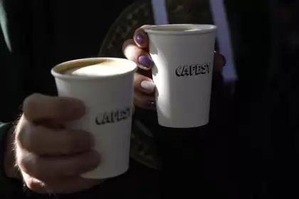 El lado tóxico del café para llevar: alertan por microplásticos en vasos