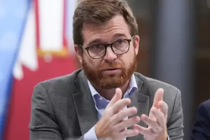 Massot denuncia euforia económica ficticia y compara a Milei con la barra brava
