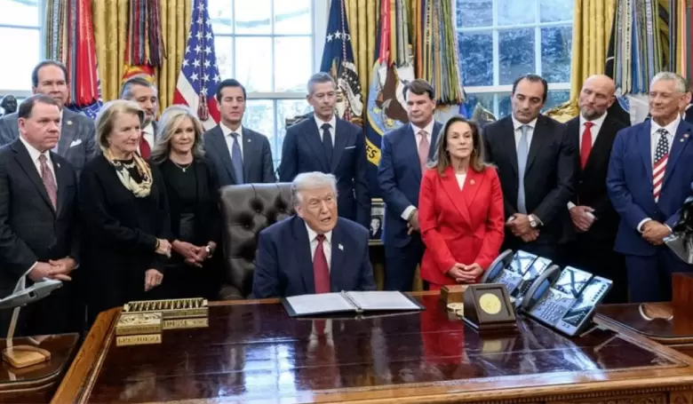 Trump estuvo en la Casa Blanca rodeado de los ejecutivos de Stellantis y Ford, y tuvo el apoyo de GM.