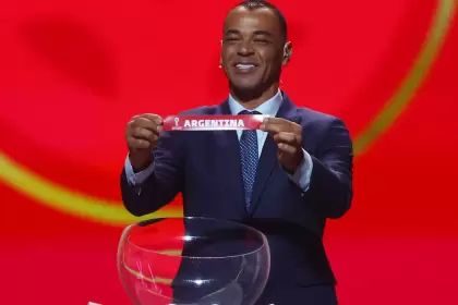 El ex lateral brasileño Cafú, embajador oficial del Mundial de Qatar 2022, mostrando el papel de Argentina