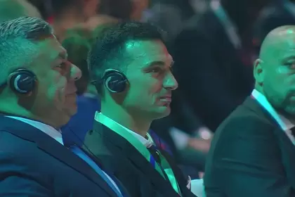 Lionel Scaloni estuvo acompañado por Claudio Tapia y Walter Samuel en el sorteo del Mundial de Qatar 2022