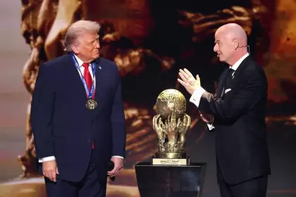 Donald Trump recibió el Premio de la Paz de la FIFA en la ceremonia previa al sorteo del Mundial 2026