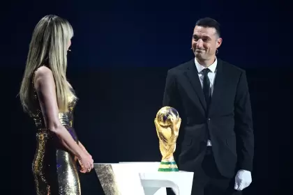 Lionel Scaloni fue el encargado de llevar la Copa del Mundo al sorteo del Mundial 2026