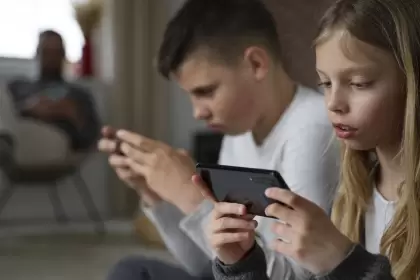 Australia desconecta a un millón de jóvenes: empieza la guerra global contra las redes
