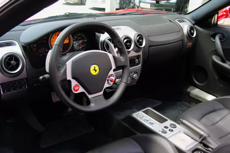 Así es el interior de una Ferrari F430 Spider, con caja automática y levas al volante.