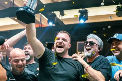 El festejo de Jonathan López tras ganar el torneo de póker en Uruguay