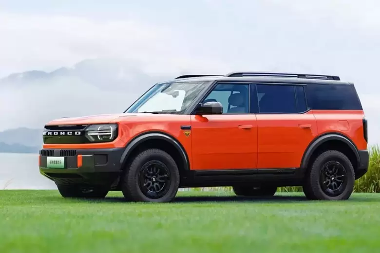 Se llama Ford Bronco Basecamp y tiene dos variantes mecánicas, ambas enchufables.