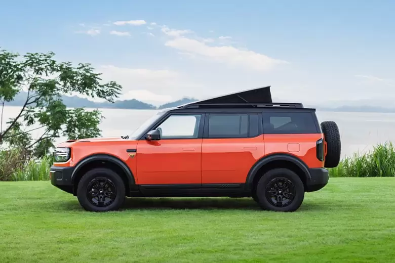 La Basecamp se diferencia por un paquete de opcionales entre los que está el techo de vidrio elevable.