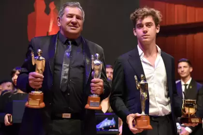 Emiliano "Dibu" Martínez -representado por su padre, Alberto- y Franco Colapinto compartieron el Olimpia de Oro 2024.