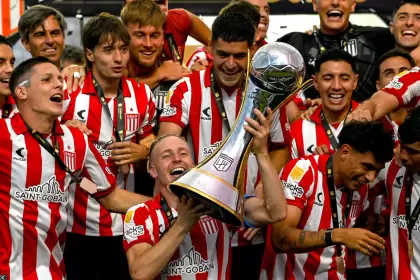 Santiago Ascacibar, referente y una de las figuras de Estudiantes, levantando el Trofeo de Campeones.