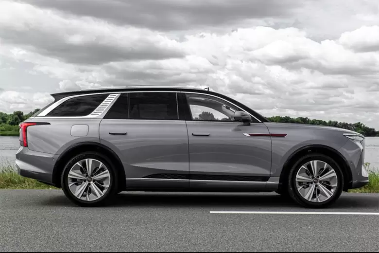 El Hongqi HS9 es un SUV de lujo que mide 5.2 m de largo y puede llevar hasta siete ocupantes.