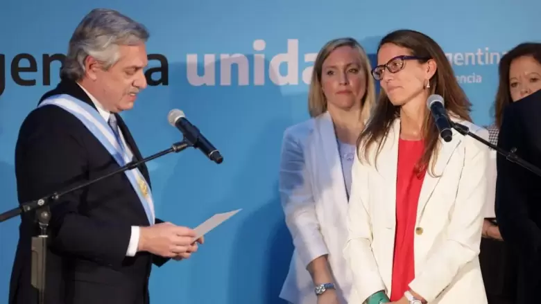 El expresidente Alberto Fernández junto a Elizabeth Gómez Alcorta, ex ministra de las Mujeres, Géneros y Diversidad de Argentina entre 2019 y 2022.