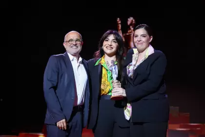 El periodista Daniel Arcucci con Gianinna y Dalma Maradona. (Prensa Premios Olimpia 2025)