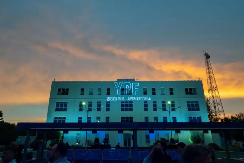 YPF enciende su cerebro digital y proyecta otros 100 años desde la Refinería La Plata