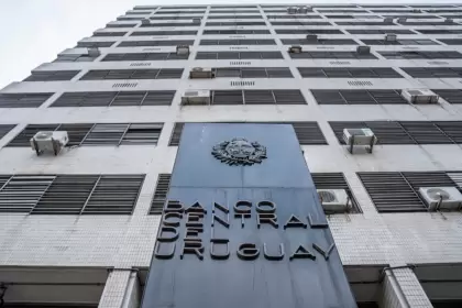 Uruguay le declara la guerra al dólar: lanza medidas inéditas para reducir su uso