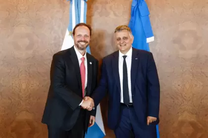 Sergio Mengoni y Horacio Marin en la firma del acuerdo