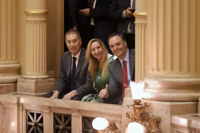Diego Santilli, Karina Milei y Manuel Adorni en la jura de los senadores