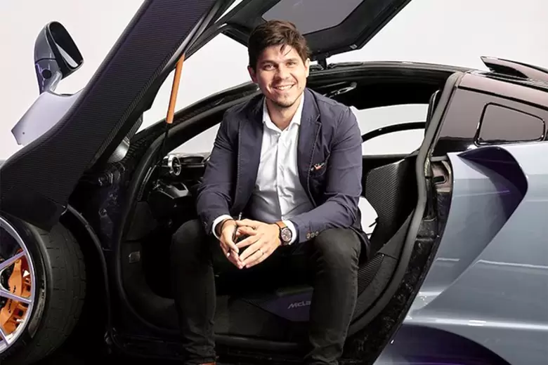 Esteban Palazzo sentado en su creación más conocida, el McLaren Senna.