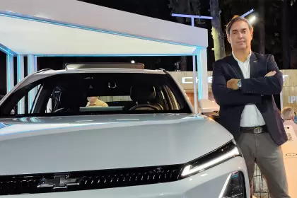 Martín Llambí junto a la Chevrolet Captiva PHEV.
