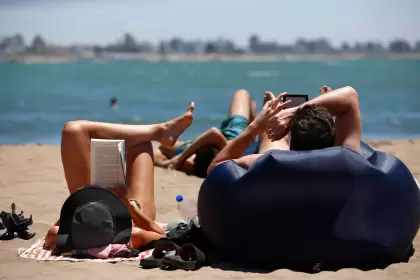 La sociedad está de vacaciones y canta con Miguel Mateos, "dame un poco más, un poco de satisfacción".