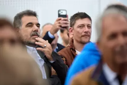 Corte al ras y líneas en la cabeza: el sorpresivo cambio de look de Santiago Caputo