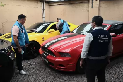 Aduana y ARCA hallaron autos ingresados de manera irregular al país.