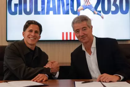 Atlético de Madrid blindó a Giuliano Simeone con una cláusula de rescisión histórica.