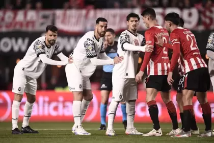 El último cruce entre Independiente y Estudiantes fue para el "Rojo", que se impuso gracias a dos goles de cabeza.