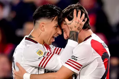 Sebastián Driussi abrazando a Bautista Dadín en River