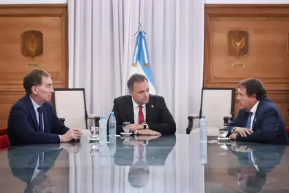 Santilli y Adorni recibieron a Weretilneck en la Casa Rosada para dialogar sobre la reforma laboral