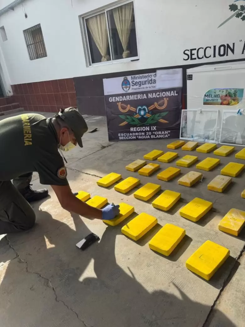 Operativo Sr. Frío: Iba por el monte con un freezer al hombro, lo frenó Gendarmería y lo que hallaron es increíble