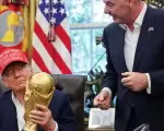 Trump sostiene la Copa del Mundo junto a Infantino durante un encuentro en la Oficina Oval de la Casa Blanca