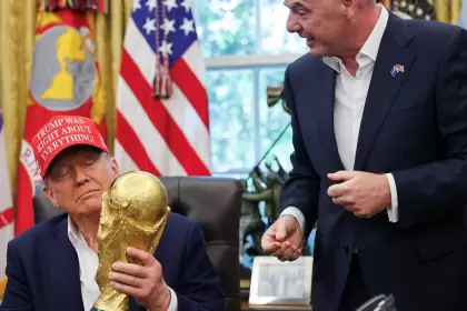 Donald Trump junto a la Copa del Mundo y el presidente de la FIFA, Gianni Infantino