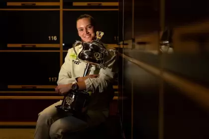 Elena Rybakina con el trofeo del Abierto de Australia.