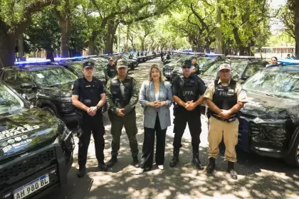 La ministra Alejandra Monteoliva, junto a representantes de las fuerzas de seguridad.