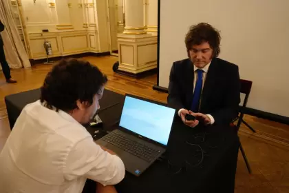 Nuevo DNI con chip y seguridad total: Milei fue el primero en tenerlo