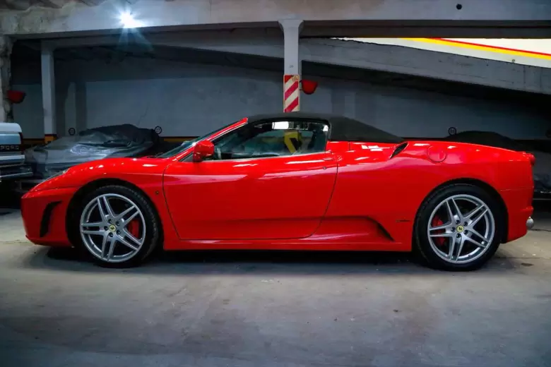 Se trata de un ejemplar Spider: convertible, con techo de lona.