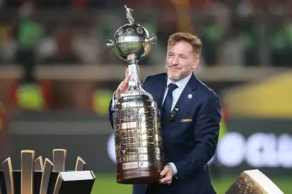 Alejandro Domínguez, presidente de la Conmebol, levantando la Copa Libertadores