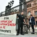 Un policía se esposó en las rejas de la Casa Rosada y exigió mejoras salariales