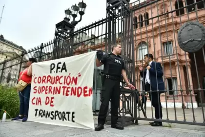 Un policía se esposó en la Casa Rosada por reclamos salariales