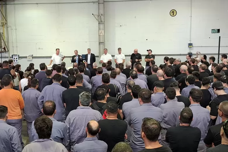 Daniel Herrero y Alfonso Prat Gay junto agradecieron a los empleados y a los sindicatos por su rol en esta nueva etapa.