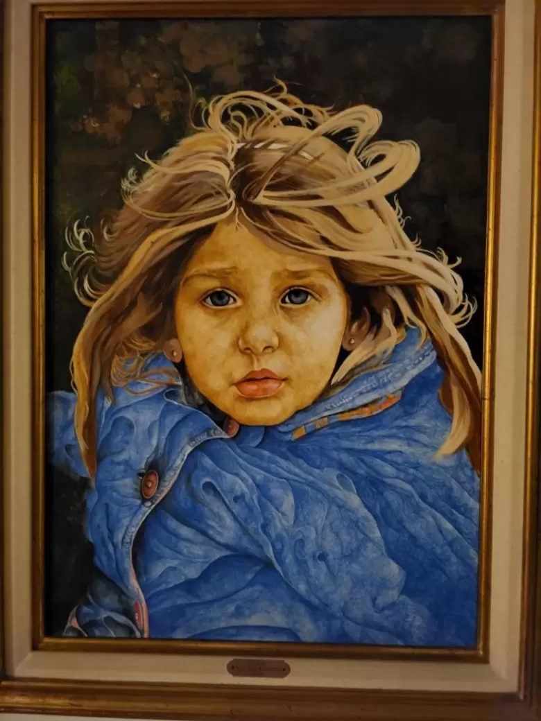 Retrato de Sofía, hija mayor de Marina Dal Poggetto, pintada por su padre, abuelo de Sofía: la infancia como escena íntima y oficio compartido.