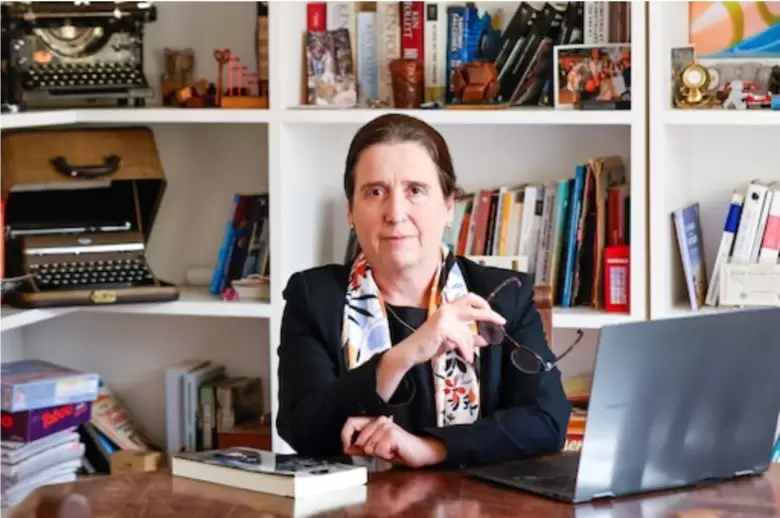 Dal Poggetto sostiene un estilo que en el fondo es una idea: la economía no se explica sin política, y la política no se cuida sin límites