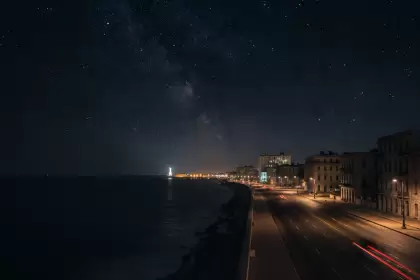 Impactante vista aérea del Malecón de La Habana en total oscuridad por apagón, reflejando la crisis energética y el posible fin del régimen.
