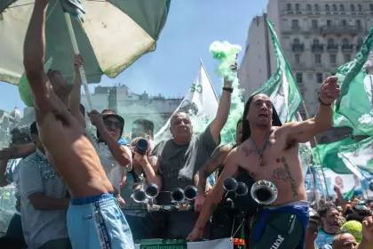 Reforma laboral bajo fuego: la CGT toma la calle y algunos gremios paran