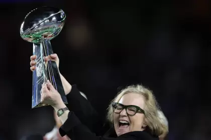 Jody Allen, la dueña de los Seattle Seahawks, celebrando la conquista en el Super Bowl LX