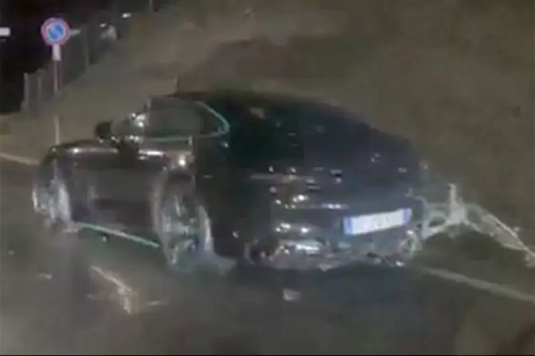 Así quedó el auto particular de Kimi Antonelli tras chocar en una ruta de San Marino.