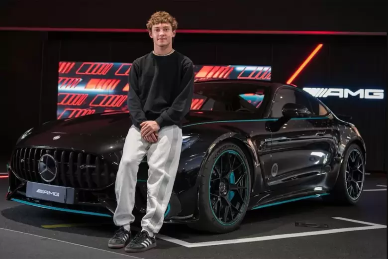 Andrea Kimi Antonelli posa junto al AMG GT 63 PRO 4MATIC+ Motorsport Collectors Edition que le regaló el equipo Mercedes de F1.