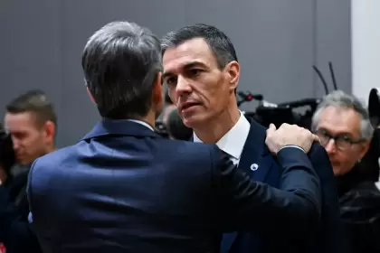 No es que el PSOE se hunda. Es más inquietante aún: flota solo. Y flotar solo, en la política española de nuestros días, es otra forma de hundirse.