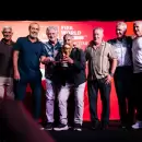Los campeones del '78 y el '86 le dieron la bienvenida al trofeo original de la Copa del Mundo en su llegada a la Argentina